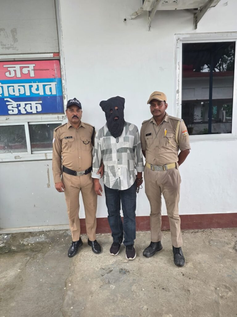 देखिए:-छात्रा एमएमएस कांड का दूसरा अभियुक्त गिरफ्तार -अश्लील वीडियो दिखा किया था दुष्कर्म -पहले पकड़ा जा चुका है मुख्य अपचारी