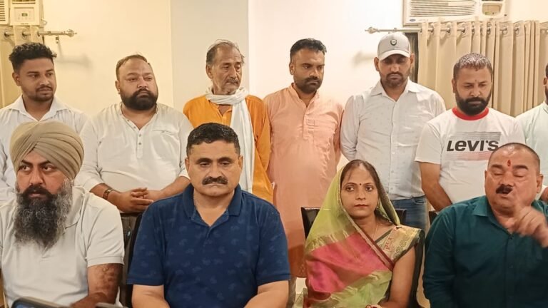 पढिए:-बेहड़ के खिलाफ चीमा का बयान,कांग्रेस में घमासान -मोहन-शाहनवाज ने भी निकाली भड़ास -बोले:-चीमा कर रहे बड़े नेताओं का अपमान