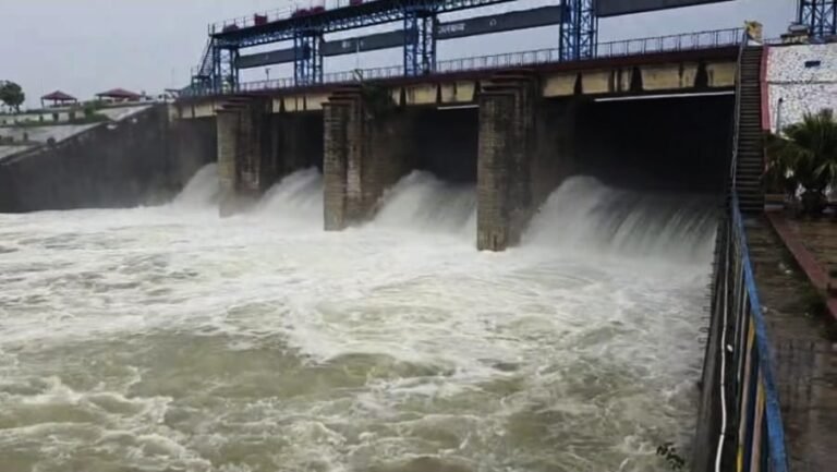 पढिए:-उफान में हरिपुरा-नानक सागर बांध,हालात हुए बदतर -जलस्तर बढ़ने पर छोड़ा 2650 क्यूसेक पानी -पुलिस-प्रशासन अलर्ट,इलाका हुआ जलमग्न
