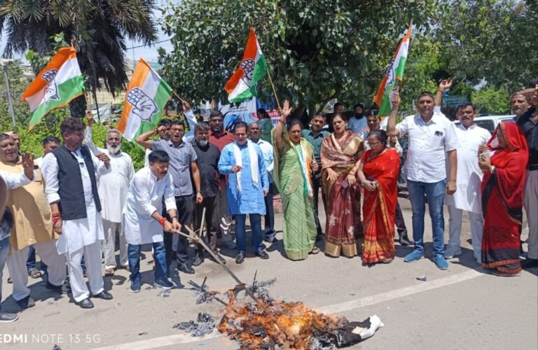 पढिए:-वरिष्ठ नेताओं पर मुकदमा दर्ज होने पर भड़के कांग्रेसी -प्रदेश की धामी सरकार का फूंका पुतला -पंचायत चुनाव में बताया लोकतंत्र की हत्या संवाददाता,रूद्रपुर। अमृत विचार:-नैनीताल के जिला पंचायत चुनाव विवाद में नेता प्रतिपक्ष सहित कई वरिष्ठ नेताओं के खिलाफ मुकदमा दर्ज होने से भड़के कांग्रेस कार्यकर्ताओं ने डीडी चौक पर धामी सरकार के खिलाफ नारेबाजी की और सीएम को पुतला दहन कर आक्रोश जताया। उन्होंने आगाह किया कि यदि जल्द ही दर्ज मुकदमा रद्द नहीं हुआ। तो प्रदेश व्यापी आंदोलन होगा।  सोमवार को कांग्रेस जिला अध्यक्ष हिमांशु गाबा और महानगर अध्यक्ष सीपी शर्मा सहित बड़ी संख्या में कार्यकर्ता डीडी चौक पर इकठ्ठा हुए और प्रदर्शन कर पुतला दहन किया। उनका कहना था कि चौदह अगस्त को जिला पंचायत अध्यक्ष चुनाव के दौरान पांच पंचायत सदस्यों के अपहरण का मुद्दा जब कांग्रेस नेताओं ने उठा या । तो धामी सरकार के इशारे पर नैनीताल पुलिस ने नेता प्रति पक्ष यशपाल आर्य,विधायक सुमित हृदयेश,उप नेता प्रतिपक्ष भुवन कापड़ी और पूर्व विधायक संजीव सहित कई नेताओं के खिलाफ मुकदमा दर्ज कर लिया। वास्तविकता यह थी कि पंचायत चुनाव में सरकार के इशारे पर भाजपा नेता गुंडई कर रहे थे और पुलिस एवं जिला प्रशासन अराजक तत्वों को संरक्षण दे रहा था। इससे साफ होता है कि धामी सरकार अफसरशाही और गुंडागर्दी का सहारा लेकर लोकतंत्र की आवाज को दबाने का प्रयास कर रही है और संविधान की खुलेआम धज्जियां उड़ा रही है। जिसे बर्दाश्त नहीं किया जाएंगा। उन्होंने आगाह किया कि यदि जल्द ही नेता ओं पर दर्ज मुकदमा वापस नहीं होता है। तो प्रदेश व्यापी उग्र आंदो ल न होगा। इस मौके पर पूर्व पालिका अध्यक्ष मीना शर्मा ममता रा नी ज्योति रानी बाबू खां किशोर हल्दार अनिल शर्मा आदि मौजूद रहे।  —–
