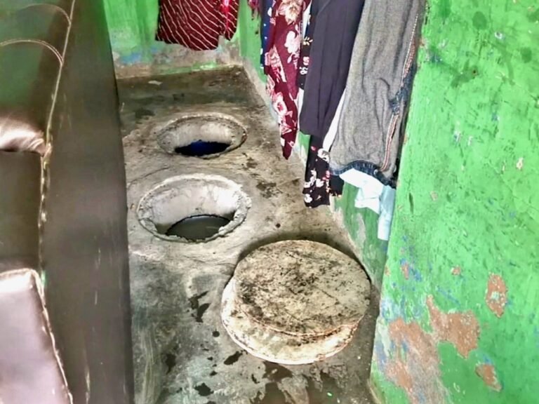 शराब का तिलिस्म:-जमीन में दफन मिले नीले-सफेद ड्रम