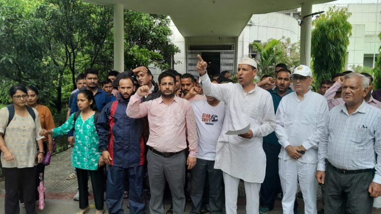 ले ऑफ के खिलाफ डीएम कार्यालय पर गरजे पनेरू