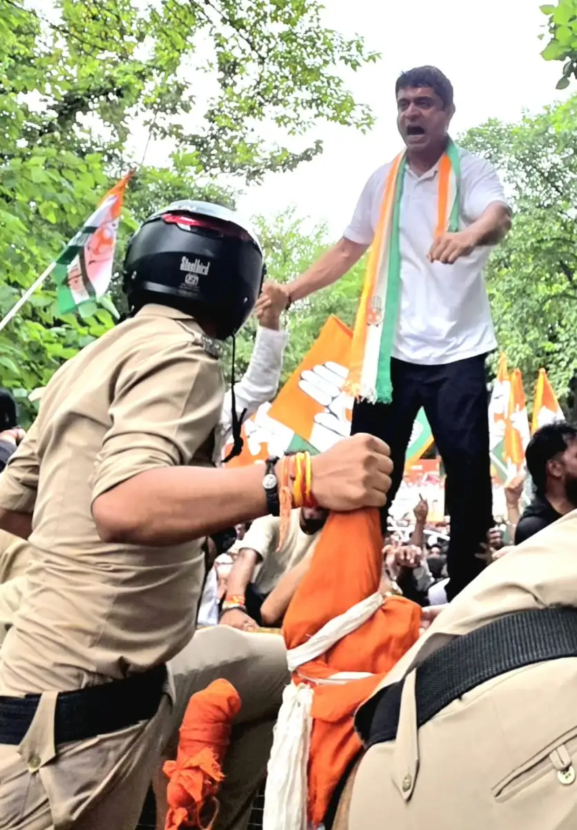 चार घंटे तक चलती रही पुलिस-कांग्रेसियों में नुरा कुश्ती