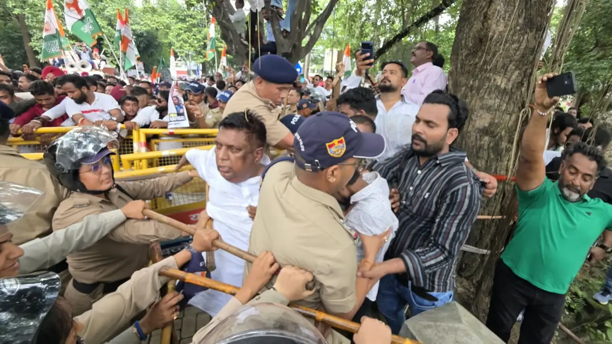 चार घंटे तक चलती रही पुलिस-कांग्रेसियों में नुरा कुश्ती