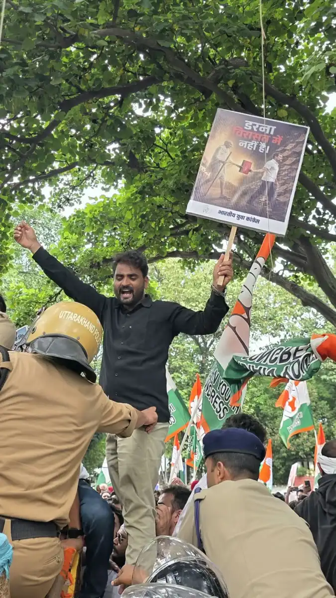 चार घंटे तक चलती रही पुलिस-कांग्रेसियों में नुरा कुश्ती