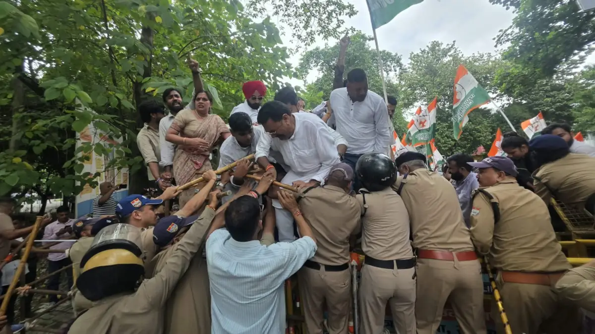 चार घंटे तक चलती रही पुलिस-कांग्रेसियों में नुरा कुश्ती
