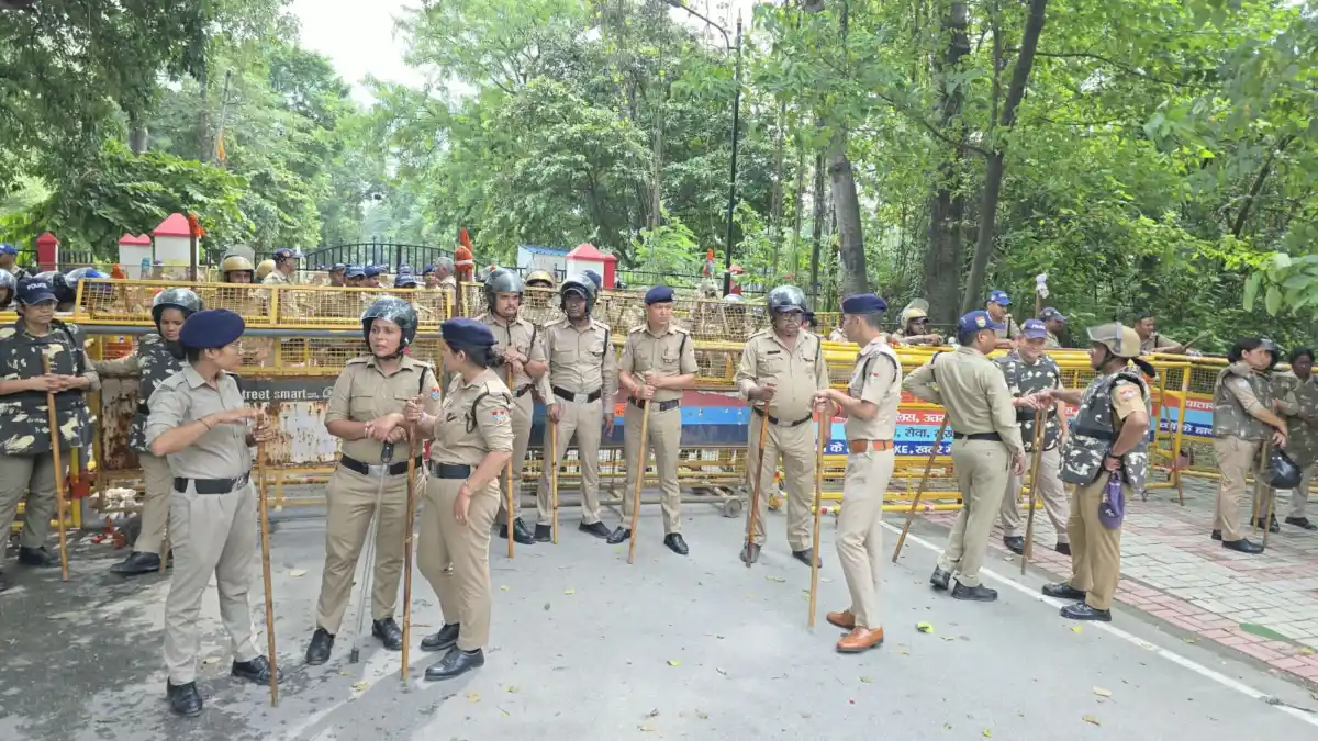 चार घंटे तक चलती रही पुलिस-कांग्रेसियों में नुरा कुश्ती