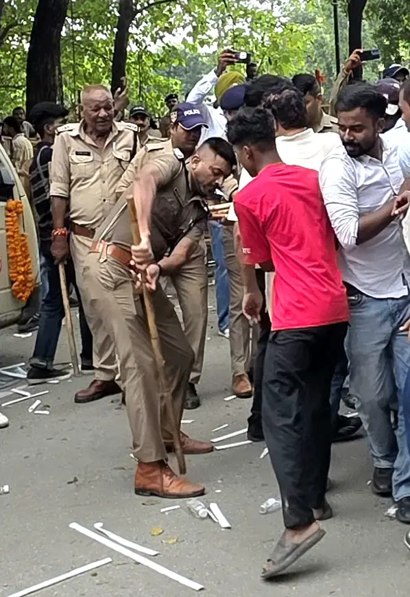 चार घंटे तक चलती रही पुलिस-कांग्रेसियों में नुरा कुश्ती