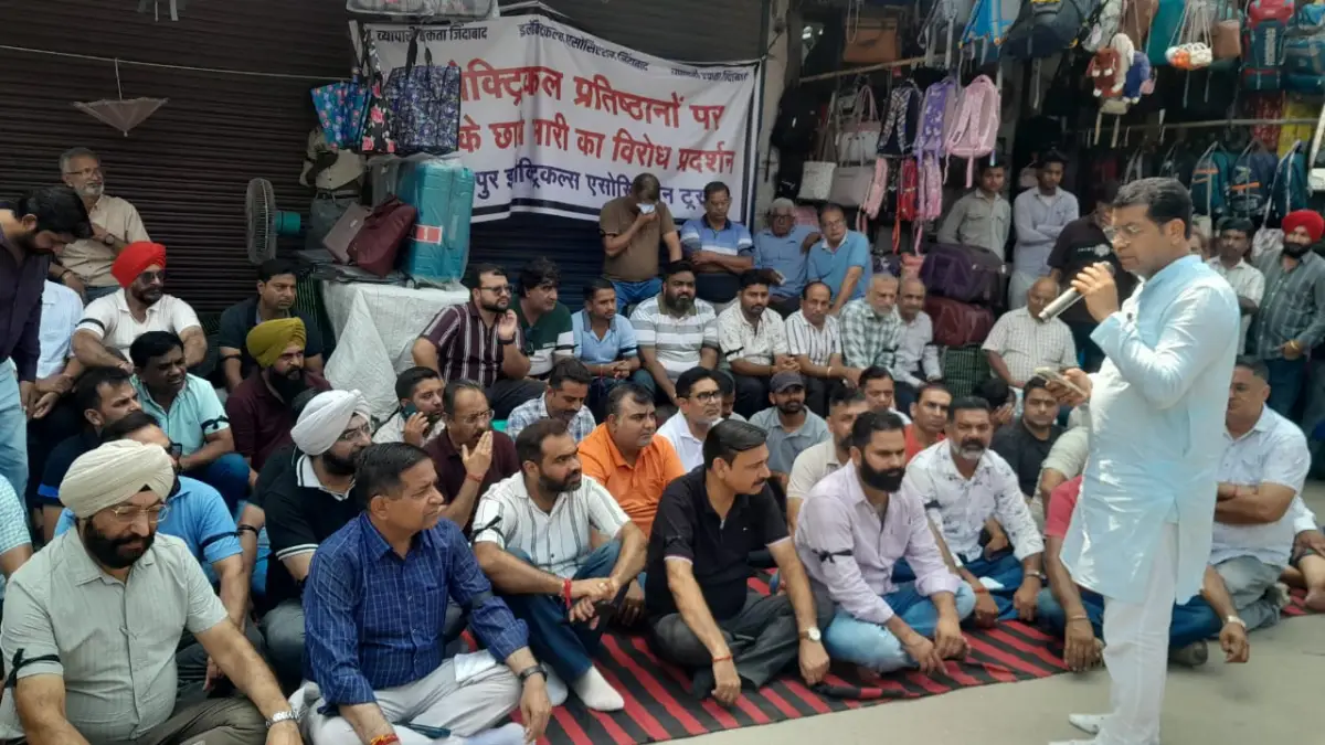जीएसटी का छापा:-इलेक्ट्रॉनिक दुकानदारों का फूटा गुस्सा